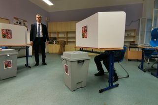 sinmed.cz/politika/macinku-ve-volebni-mistnosti-hlidala-ochranka-hlas-odevzdal-vsede-1345.html?utm_source=www.seznam.cz&utm_medium=seznam_distribuce&utm_campaign=lide