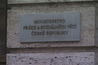 Dotace pro neziskovku pod lupou. Šly miliony na lidi v nouzi, nebo jen na cestování a experty?