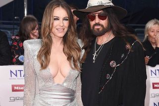 Elizabeth Hurley (61) se zasnoubila! Jejím budoucím manželem je táta Miley Cyrus. Modelka ukázala prsten - Super.cz
