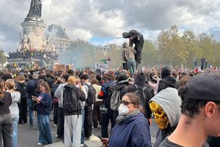 FOTO: Masové nepokoje a protesty v ulicích v Paříže - Novinky
