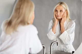 Po padesátce jako by přestaly existovat. Proč si je okolí nevšímá a jak znovu najít vlastní hodnotu?