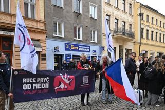 Bouchání do lavic, pískání, výkřiky. Ve sněmovně to vřelo. Lidé protestovali