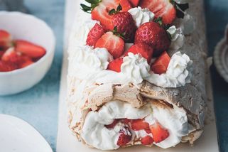 Recept na bezé roládu s mascarpone a jahodami