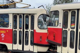 Srážka tramvají na konečné v Praze. Jednoho z řidičů museli vyprošťovat | Novinky.cz: Krimi