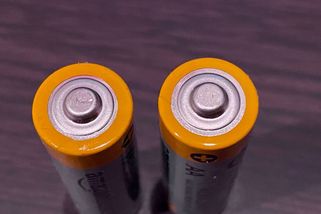AA i AAA baterie mají 1,5 V. Proč je tedy jedna výrazně větší a obvykle vydrží déle - Médium.cz