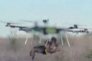 Video: Ukrajinci poprvé evakuovali vojáka z fronty pomocí dronu - Seznam Zprávy