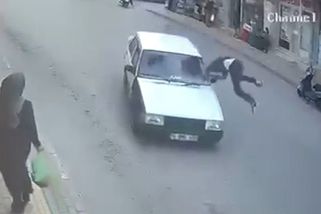 Chodec v klidu odkráčel poté, co jej na ulici v Turecku srazilo auto. Incident zachytila kamera - Novinky