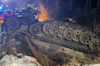 Při simulaci bitvy na jihu Čech zemřeli dva lidé. Řidič historického vozu na ledu nezvládl vjezd na mostek - Novinky