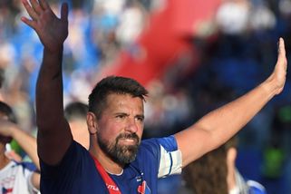 Všechno jednou končí, loučil se na vyprodané exhibici Baroš. Pro tým by udělal vše, ocenili ho hvězdní spoluhráči - Sport.cz