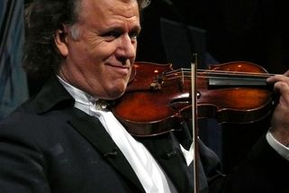 Král valčíků André Rieu dlouhou dobu bojoval s rodiči. Dnes má vlastní zámek a úspěšný orchestr - Médium.cz