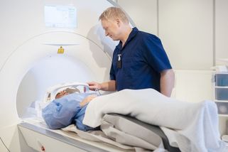 Na magnetickou rezonanci čekal čtyři měsíce. Měl rakovinu - Seznam Zprávy