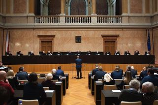 Důchodci a zpětné vracení peněz za valorizaci při úspěchu ústavní stížnosti - Médium.cz