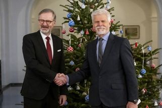 Takhle to Fialovi a Pavlovi slušelo u stromečku: Premiér se po experimentu s novou image vrátil k tomu, co dobře zná - Super.cz