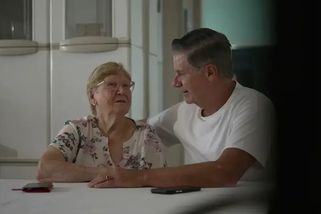Rodiče pošlu do domova důchodců, i když se jim tam nebude chtít. My mladí přece máme právo na vlastní život