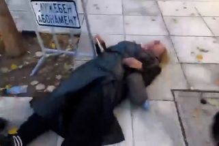 Skandál v Bulharsku: Bodyguard političky srazil novinářku na zem, nechal bezvládnou a odjel - Novinky