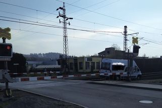 Vlak na Děčínsku narazil do dodávky, která prorazila závory. Řidič utrpěl lehké zranění - Novinky