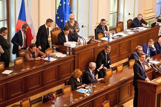 Procedurální šachy ve Sněmovně. Opozice zkusila nachytat koalici a oddálit hlasování o poplatcích - Novinky
