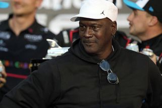 Michael Jordan se ocitl pod palbou kvůli videu, kde sahá chlapci na záda. Vysvětlení vás zaskočí