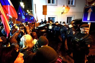 „Jménem zákona, klekněte si.“ Proč policie vyvedla lidi ze sálu Sněmovny - Seznam Zprávy