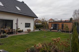 Na zahradě postavil malý domek pro rodiče. Soused podal podnět na stavební úřad