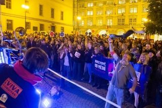prahain.cz/politika/demonstranti-se-tlacili-do-snemovny-skocili-na-me-a-plivali-popsal-foldyna-29129.html?utm_source=www.seznam.cz&utm_medium=seznam_distribuce&utm_campaign=lide