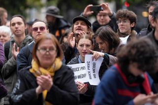 Hanba, kecy, demisi. Demonstranti zaplnili Malostranské náměstí - Novinky