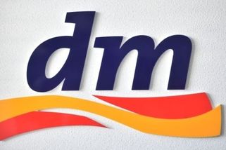Drogerie dm čelí žalobě kvůli lékům. Německým zákazníkům je bez předpisu posílá z Česka - Novinky