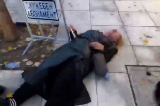 Skandál v Bulharsku: Bodyguard političky srazil novinářku na zem, nechal bezvládnou a odjel | Novinky.cz: Zahraniční
