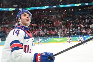 Puk mu zlomil lebku, i tak dohrál třetinu. V NHL se mluví o dalším chrániči - Seznam Zprávy