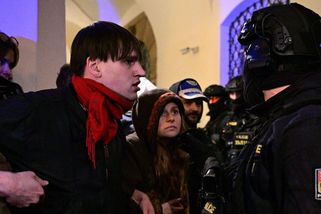 „Demisi!“ vzkázal vládě dav u Sněmovny. A vyhuboval Foldynovi - Seznam Zprávy