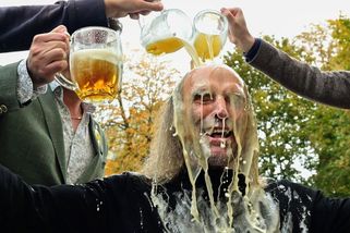 Starý Brůna ze Studny se vrátil: Senátor Papoušek jako by legendární postavě z oka vypadl. A ještě po sobě leje pivo - Super.cz