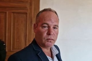 Muž předal zaběhnutého psa majitelce. Její příbuzný ho pak napadl a těžce zranil