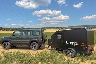 Víte, že kousek od Plzně vyrábí elektrický off-road a obytné přívěsy? Jak se s nimi jezdí?