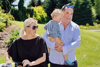 Kvůli Ukrajině mi pomazali dveře výkaly, zlobí se herec Etzler. S rodinou se znechucený stěhuje pryč