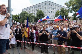 V Brně lidé demonstrují za veřejnoprávní média proti Babišovi a Klempířovi