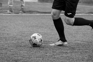 Tragédie na Karlovarsku. Fotbalista zkolaboval přímo na hřišti, život se mu nepodařilo zachránit - Sport.cz