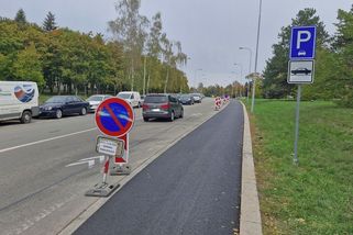 V Brně kvůli modrým čarám frézují asfalt a dávají betonové obrubníky. Stojí to miliony - Novinky