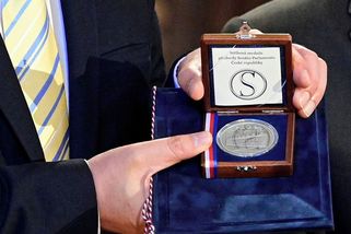 Stříbrnou medaili v Senátu dostali hokejisté i bývalý kandidát na prezidenta - Seznam Zprávy