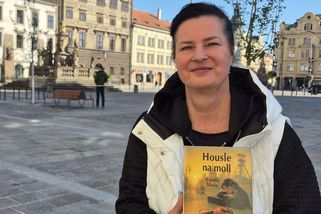 Houslistka roky utápěla trému v alkoholu. Teď o tom napsala knihu