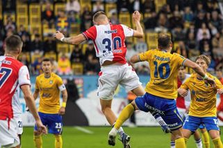Výhra Slavie v Teplicích i přes řadu zraněných. Fanoušci vyslaly jasný vzkaz - Médium.cz