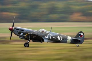FOTO: Spitfire už létá nad Prahou. Ve vzduchu se setkala ikonická dvojice - Novinky