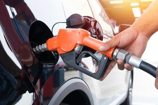 Tankování do plna a jízda na rezervu. Dvě chyby, které mohou vyjít draho, varuje automechanik