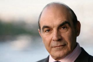 Dvě kostky cukru, nikdy jinak. David Suchet se řídil manuálem o 93 bodech, aby stvořil Poirota - Médium.cz