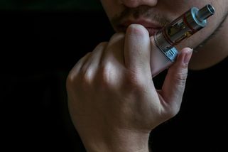 Na stole je zákaz elektronických cigaret. Rozhodnout se má už v roce 2028