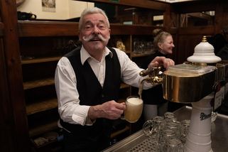 „Čtyřky“ se štamgasty mizí. V hospodě už Češi vypijí jen čtvrtinu alkoholu - Novinky