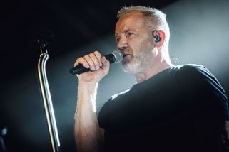 Recenze: David Koller překročil stín Lucie. Nebojí se zpívat o citlivých věcech - Seznam Zprávy