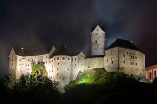 U hradu Loket se našel 107 kilo těžký meteorit, který obestírá stará pověst. V roce 1319 tam věznili tříletého Karla IV.