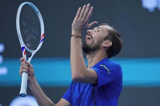 Úlet bývalé světové jedničky. Rus napálil diváka do obličeje, diskvalifikace poslala do finále Djokoviče - Sport.cz