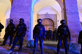 Desítky lidí se pokusily násilím vniknout do Sněmovny - Novinky