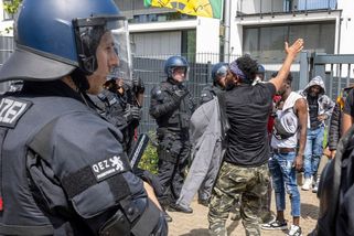 V německém Giessenu zuří pouliční střety kvůli Eritrejskému festivalu, 22 zraněných policistů - Novinky